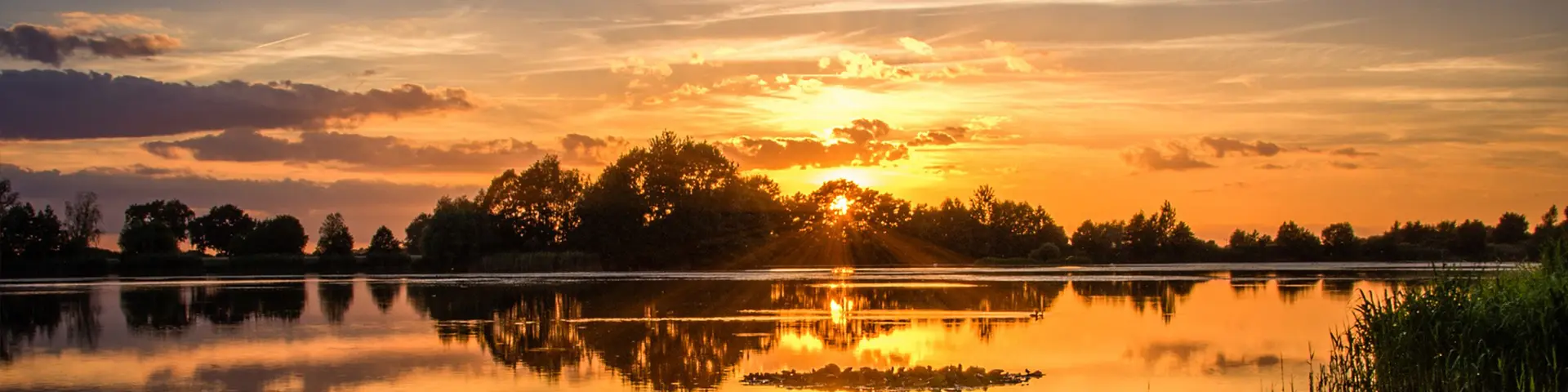 Solnedgång vid en lugn sjö